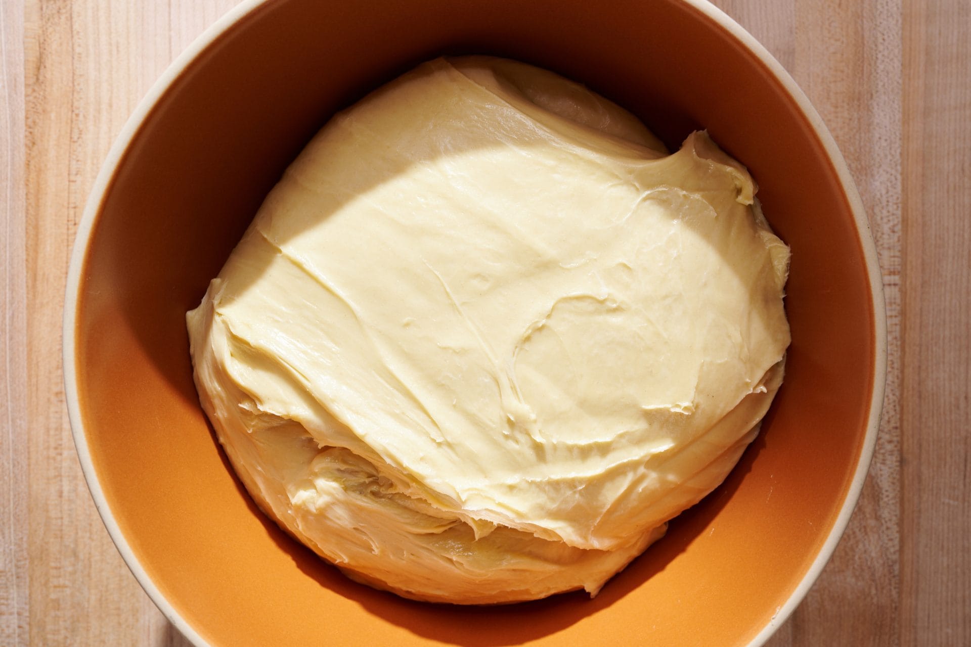 ¿Qué le hace la mantequilla a la masa de pan?